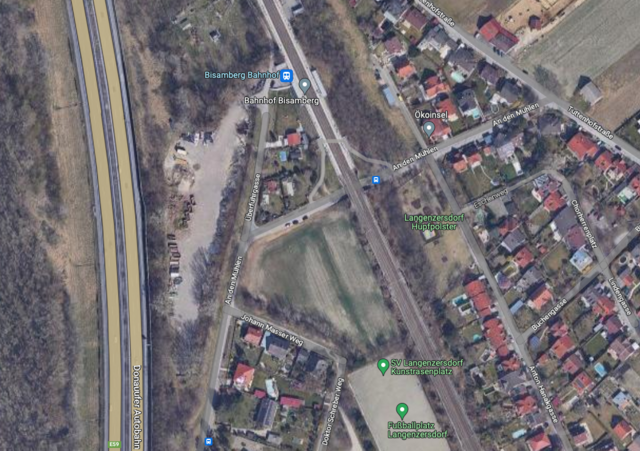 Um diesen Lagerplatz im Grüngürtel neben der Autobahn geht es. Laut Anrainer "wächst" er stetig, auch Rodungsarbeiten hätten man dort schon wahrgenommen. | Foto: Google Maps