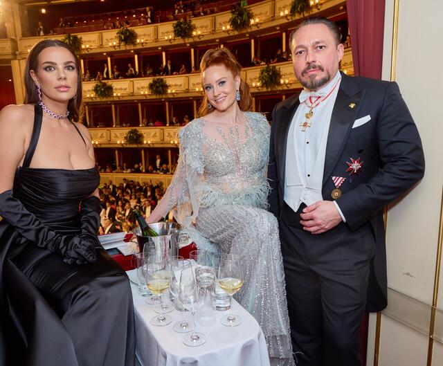 Model Nadine Mirada, Model Barbara Meier und Ehemann und Unternehmer Klemens Hallmann. | Foto:  Starpix / picturedesk.com