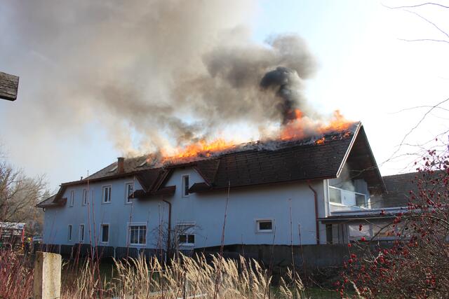 Das Zweifamilienhaus wurde am Mittwoch ein Raub der Flammen. Die Gemeinde hat für die fünfköpfige Familie ein Spendenkonto eingerichtet. | Foto: Bezirksfeuerwehrkommando Jennersdorf