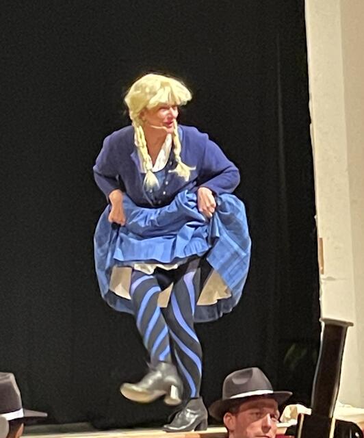 Stadtführerin Susi zeigt Bein. | Foto: Oblasser