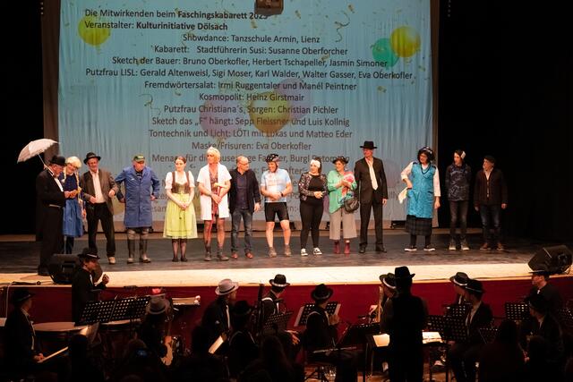 Die Kulturinitiative Dölsach bedankte sich bei allen Mitwirkenden und dem Publikum.  | Foto: Edi Senfter/Kulturinitiative