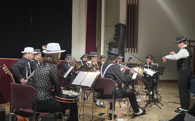 Das Varieté Orchester 2020 - Osttiroler Musikschullehrer zeigten ihr Können.  | Foto: Oblasser