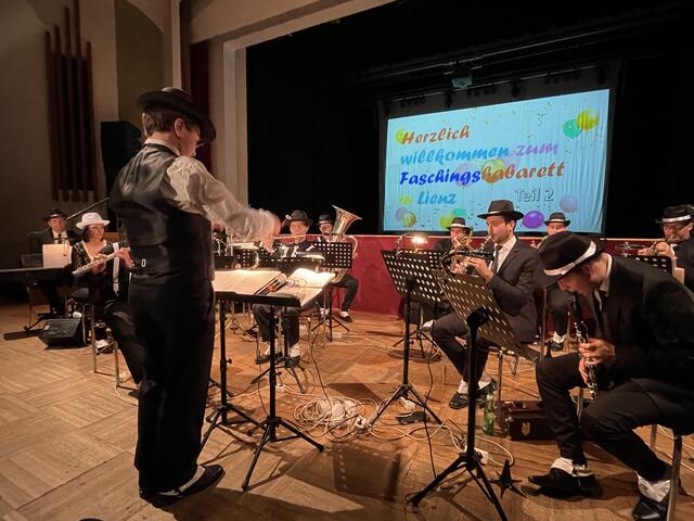 Das Varieté Orchester gab ausgewählte Stücke aus der Dreigroschenoper zum Besten.  | Foto: Oblasser