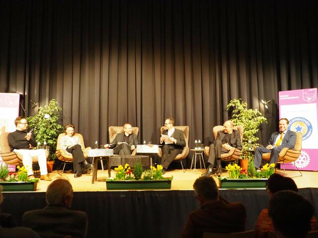 Gebannt lauschte das Publikum den Vortragenden auf der Bühne. | Foto: BRS/Haslberger