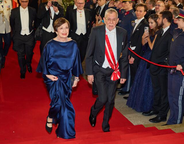 Bundespräsident Alexander Van der Bellen mit Gattin Doris Schmidauer. | Foto:  Starpix / picturedesk.com