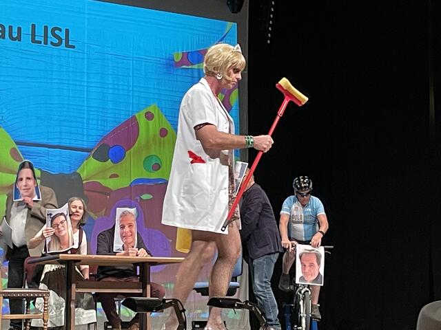 Die "Alpenqueen" mit ihren stummen Gemeinderäten und Strampler Theurl am Fahrrad. | Foto: Oblasser