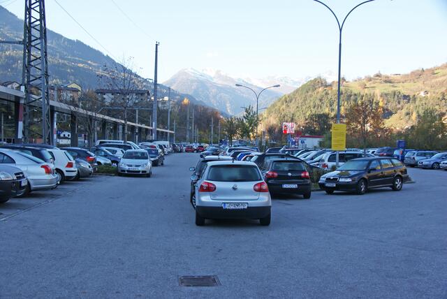 Parkhaus gepalnt: Auf der Park&amp;Ride Anlage beim Bahnhof Landeck-Zams kommt es immer wieder zu Engpässen. | Foto: Othmar Kolp
