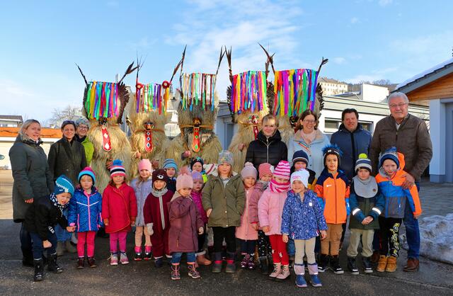 Kurenti aus Slowenien, mit den Kindergartenkindern, Kindergartentanten, Vizebürgermeister Hermann Enzi und Bürgermeister Stefan Visotschnig
