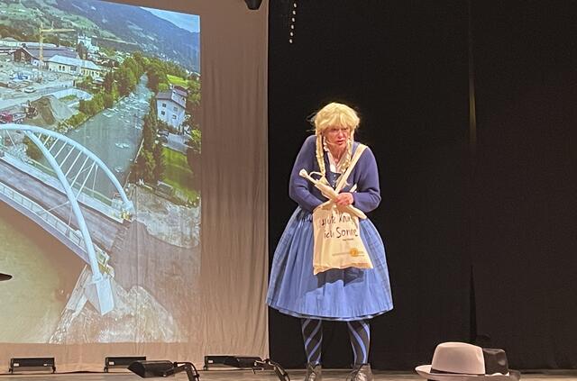 Susi machte sich Gedanken darüber, wie sie wohl in Zukunft die beiden Stadtteile - vor und hinter der "Doppelhelixbrücke" - benennen sollte.  | Foto: Oblasser