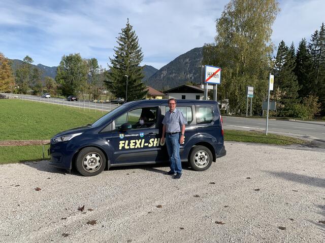 Das Flexi-Shuttle wird gut genützt. Rüdiger Reyman koordiniert den Taxidienst der Gemeinden Wängle und Höfen. | Foto: Reyman