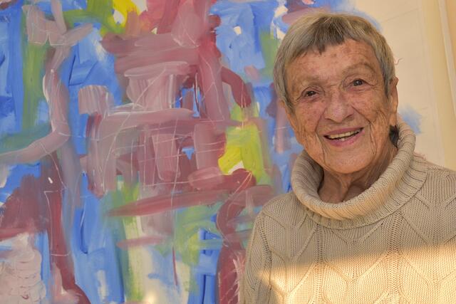 Immer ein Lächeln auf den Lippen: Die Waidhofner Malerin und Grafikerin Elfi Stummer (92) vor einem ihrer zahlreichen Bilder in ihrem Atelier. | Foto: Hans-Peter Kriener