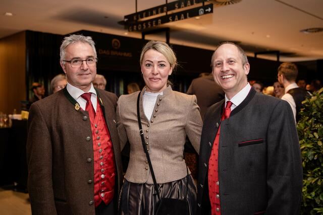 Elmar Juen (Obmann Blasmusikverband Tirol), Nadja Berchtold (Höttinger Alm), Alexander Schatz, Obmann Tiroler Landestrachtenverband | Foto: TVM