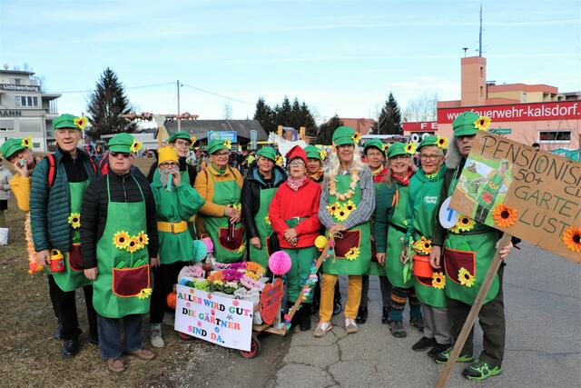 Obmann Werner Grubholz und Mitglieder des Pensionistenverbandes ließen die Gartenlust hochleben. | Foto: Edith Ertl