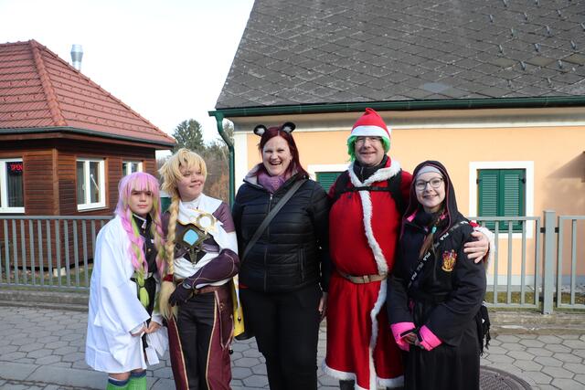 Jetzt kennt man auch die Familie von Santa Claus. Der Bauch vom Papa stammt nicht von den Keksen, sondern von einem Polster | Foto: Edith Ertl