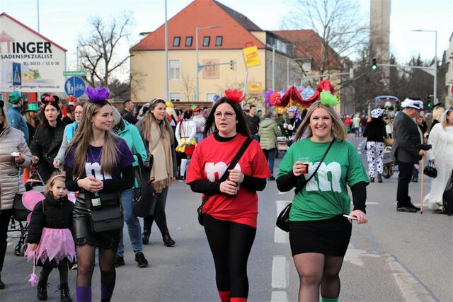 Bei frühlingshaften Temperaturen wurde der Faschingsumzug in Kalsdorf zum Besuchermagnet.  | Foto: Edith Ertl