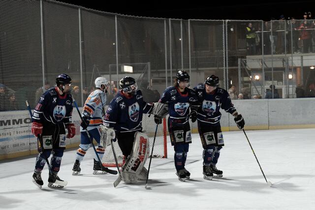 Ein Weerberger verletzte sich beim Spiel und musste mit der Rettung ins LKH gebracht werden. | Foto: Kendlbacher