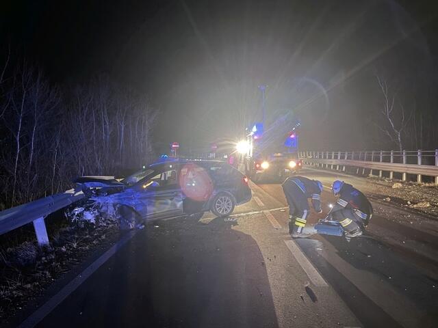 Bei einem schweren Autounfall auf der B50 wurde eine Person verletzt. | Foto: Stadtfeuerwehr Oberwart