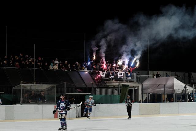 Hunderte Fans feuerten beim Finalspiel die Mannschaften an.  | Foto: Kendlbacher
