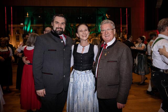 LA GR Christoph Appler, Sonja Steusloff-Margreiter (TVM), Franz Hitzl (Sprecher des Tiroler Traditionsforums) | Foto: TVM