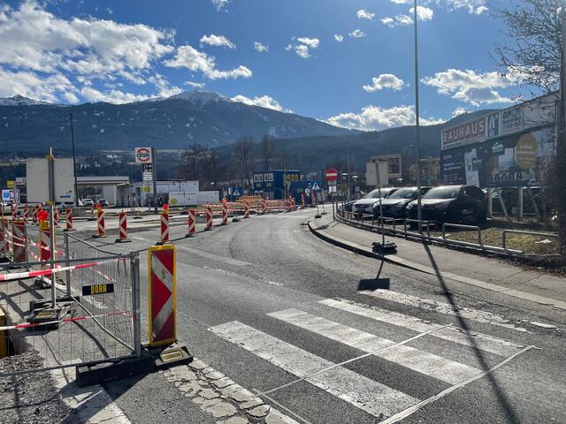 Andechsstraße im Bereich der Kreuzung Langer Weg einspurig, Abbiegen nach links in den Langen Weg nicht möglich.