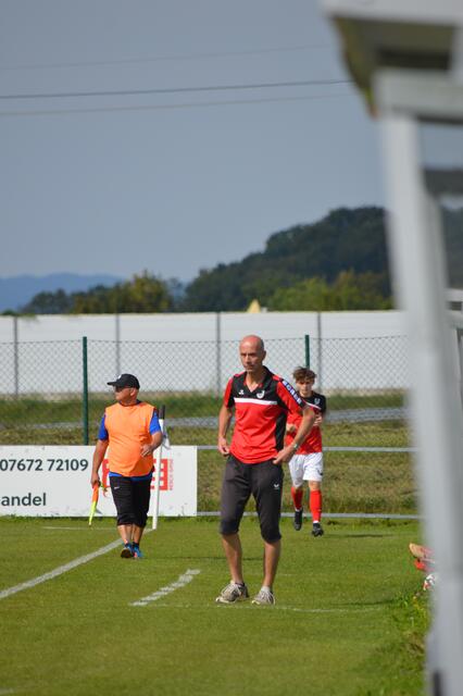 1b Coach Gerhard Tiefenthaler kämpft nachdem Herbstmeistertitel mit seiner Mannschaft um den Aufstieg in die 1.Klasse | Foto: Wolfgang Feichtinger