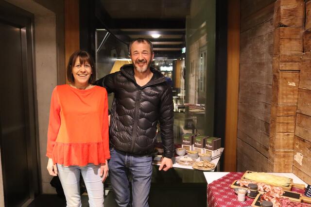 Marlene Pasch und Stefan Zangerl von Beckas Dorfladen in Ischgl - auch hier gabs zugunsten der guten Sache regionale Köstlichkeiten.  | Foto: Elisabeth Zangerl 