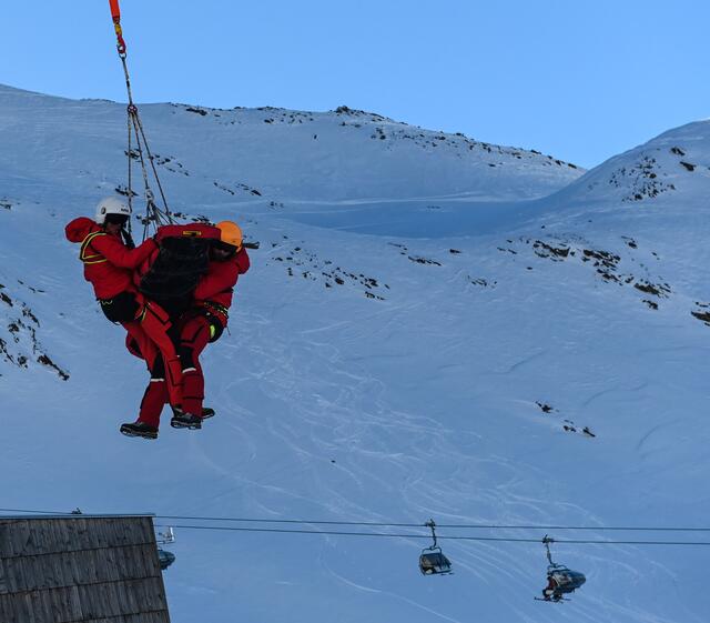 Der verletzte Tschech wurde aus der Lawine geborgen und in die Klinik nach IBK geflogen.  | Foto: Archiv