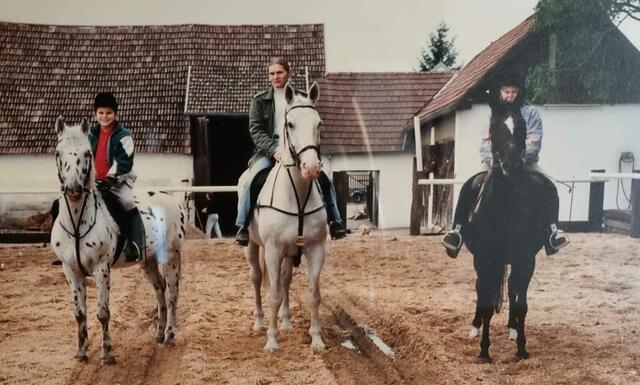 Mit Perden aufgewachsen: Karin, links, mit ihrer Mutter und ihrem Bruder. | Foto: Foto: Welkovits