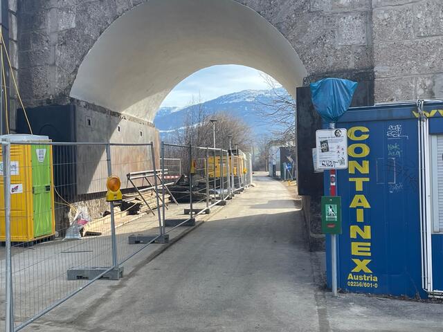 Bauarbeiten an der Mühlauer Eisenbahnbrücke, kein getrennter Rad- und Fußgängerverkehr!