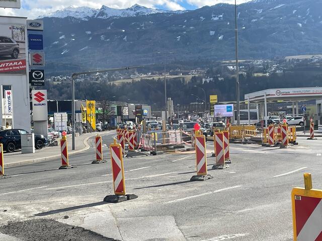 Kreuzungsbereich Andechsstraße Langer Weg. Abbiegen in den Langen Weg möglich (aber nur einspurig), Geradeausfahrt möglich (wie bisher einspurig). Große Staugefahr.