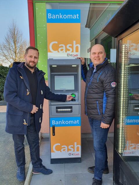 "Bargeldversorgung gesichert": Bürgermeister Mario Trinkl (rechts) und Vizebürgermeister Wolfgang Decker. | Foto: Gemeinde Königsdorf