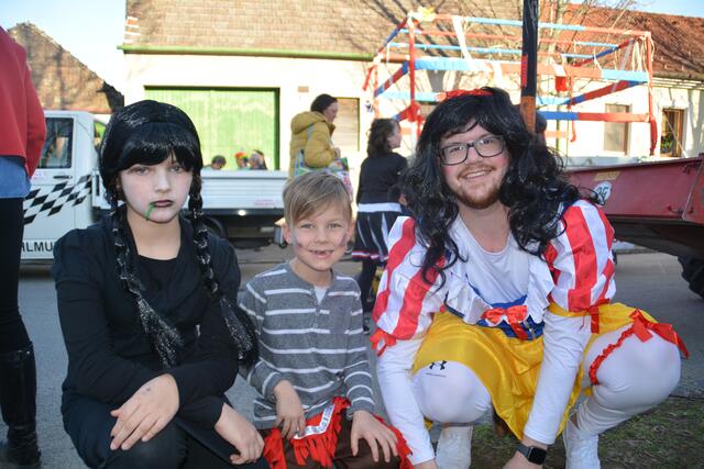 Julian (mitte) war besonders von Schneewittchen Martin angetan | Foto: Jennifer Flechl