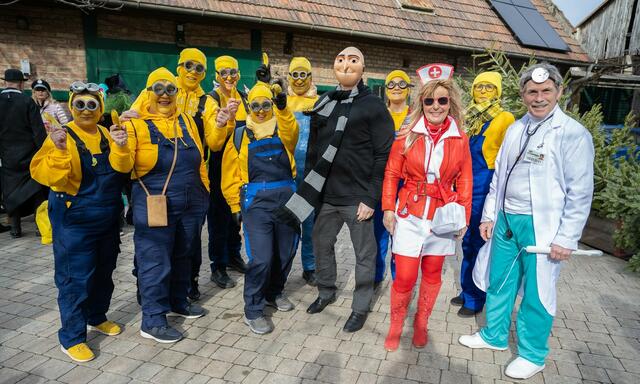 "Arzt" Rudi Wieselthaler mit seiner Krankenschwester und den Minions. | Foto: René Brunhölzl