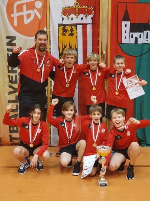 Die frisch gebackenen U12-Landesmeister der UFG Grieskirchen/Pötting mit Coach Dietmar Weiß. | Foto: UFG Grieskirchen/Pötting