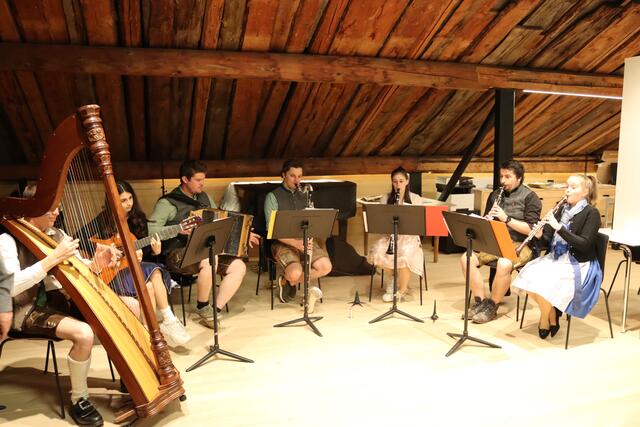 Die Holzk(n)opfmusi Ischgl spielte für den guten Zweck auf, im Bild zu sehen sind: Christoph Kathrein, Claudia Jehle, Michael Wolf, Gabriel Walser, Raphaela Mark, Thomas Jehle und Nicole Salner. | Foto: Elisabeth Zangerl