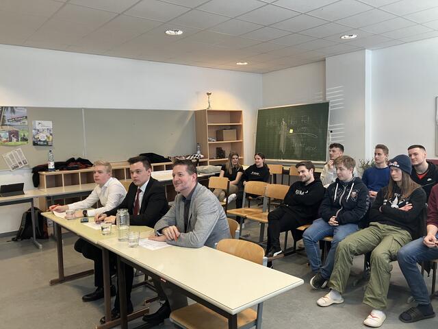 Das direkte Feedback der Experten konnten die jungen Kreativen direkt einarbeiten. | Foto: Manuel Wallner