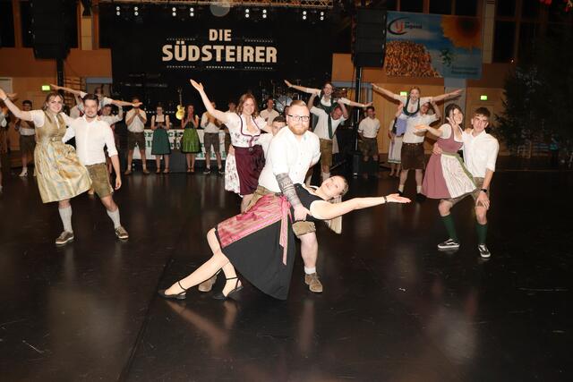 Der traditionelle Auftanz zum Bezirksbauerball erfolgte durch Mitglieder der Landjugend aus dem gesamten Bezirk Hartberg. | Foto: Alfred Mayer