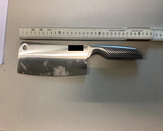 Dieses Fleischerbeil hat ein Obdachloser vor einer Unterkunft in Mariahif ausgepackt. Er soll damit Mitarbeiter bedroht haben. Die Wega nahm den Mann fest. | Foto: LPD Wien