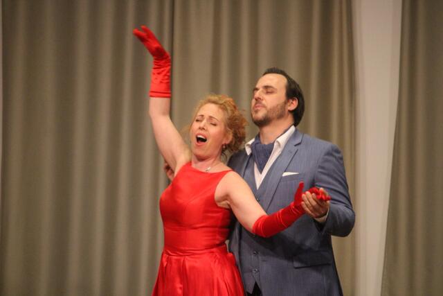 Kerstin Grotrian aus Wien sang Operettenmelodien mit Roman Pichler. Der Südtiroler lebt mit seiner Familie in Sinabelkirchen. | Foto: RegionalMedien Steiermark/Hofmüller