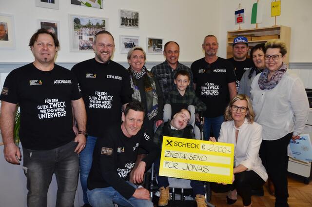 Die Mitglieder des Seidl-Rallye-Teams mit Stefan Schröck (2. v. l.) und der BSG sowie Andrea Konrad von der Raiffeisenbank (vorne re) überreichten der Familie Dornhofer den Scheck über Euro 2000.-. | Foto: KK