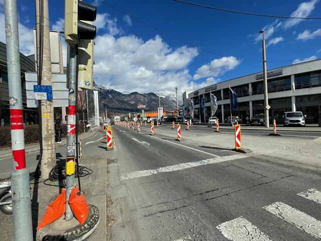Langer Weg in Innsbruck. Im Kreuzungsbereich einspurig, Abbiegen nach rechts in die Andechsstraße nicht Möglich.