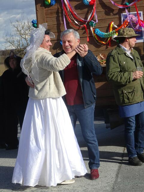 Josef Feitl ließ sich zu einem Tänzchen vor dem Haus verführen