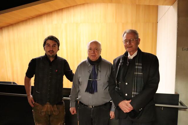 Thomas Jehle und Erich Wechner („Kultur im Dorf“) mit Pfarrer Michael Stieber.  | Foto: Elisabeth Zangerl 