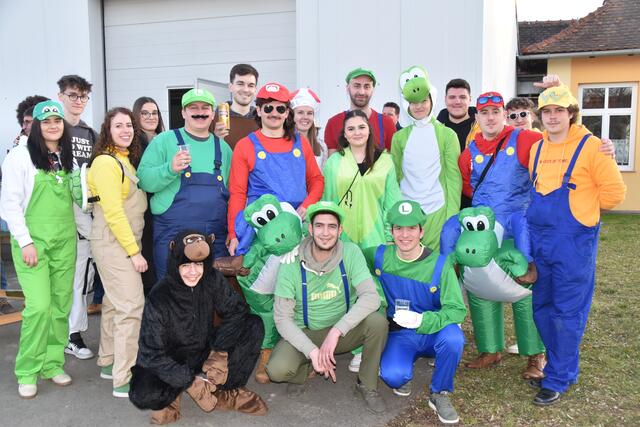 Die "Super Mario"-Gang aus Schachendorf schaute in Schandorf vorbei. | Foto: Michael Strini