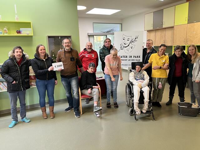 Der Reinerlös von 2.000 EUR, der beim Glühweinstand erzielt wurde, wurde dem Haus St. Ruprecht der Barmherzigen Brüder gespendet. | Foto: Theater im Park