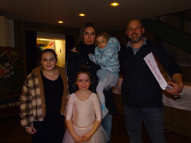 Viktoria Kerner mit Lusia, Isabella, Lenia und Lukas Kerschbaumer  | Foto: Simon Glösl