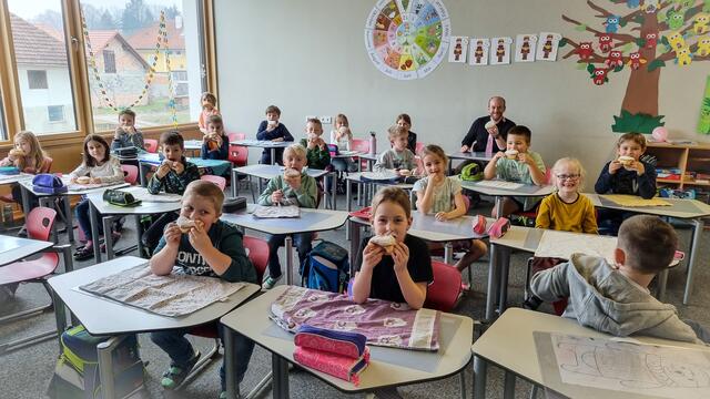Die Volksschulkinder freuen sich am Zeugnistag über die leckeren Krapfen. | Foto: Marktgemeinde Wallern/Tr.