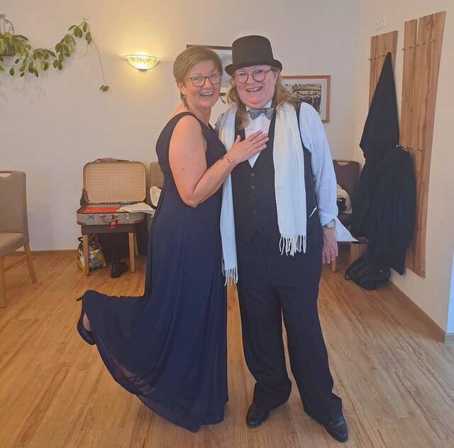 Limatrainerin Eva Reindl (li) mit Stargast Lugner