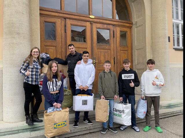 Die Schülerinnen und Schüler des BG/BRG Fürstenfeld mit ihren Spenden. Darunter auch Demir und sein Vater.(dritter und vierter von links) | Foto: privat
