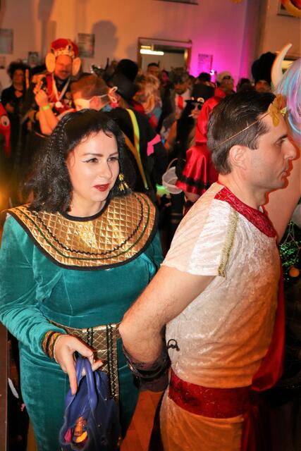 Wer führt da wen ab?